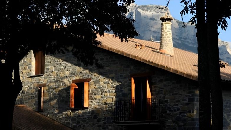 Piedra, madera, chimenea y súper vistas al Pirineo: esta casa